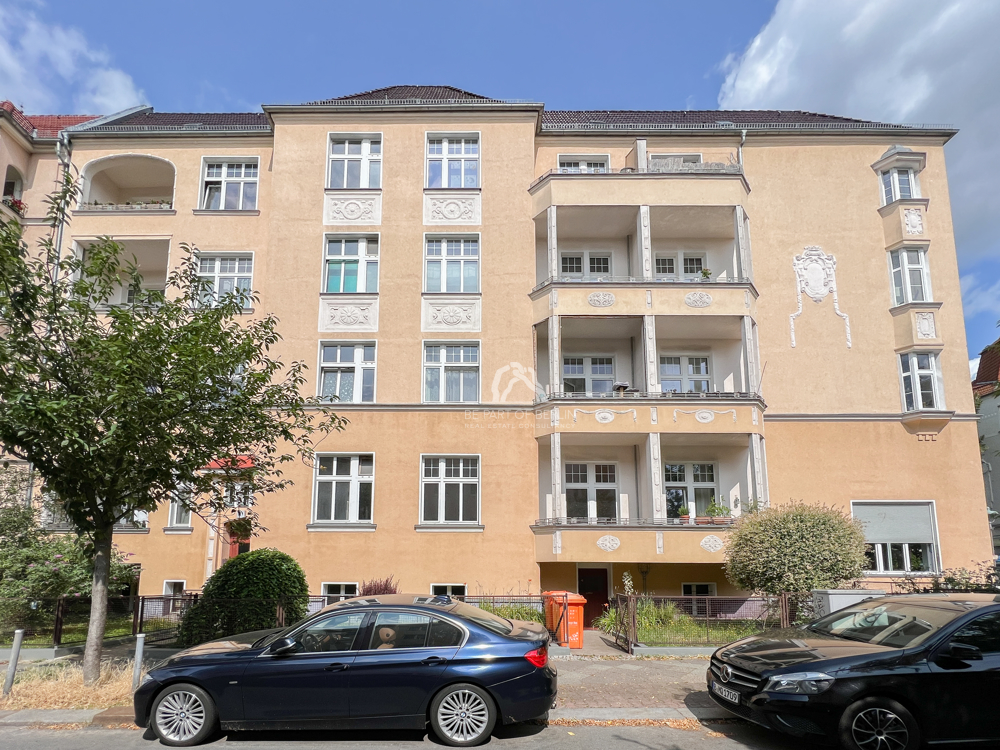 Titelbild zur Immobilie CHARMANTE 2-ZIMMER-ALTBAUWOHNUNG MIT BALKON IM 1.OG IN BERLIN-STEGLITZ I PROVISIONSFREI