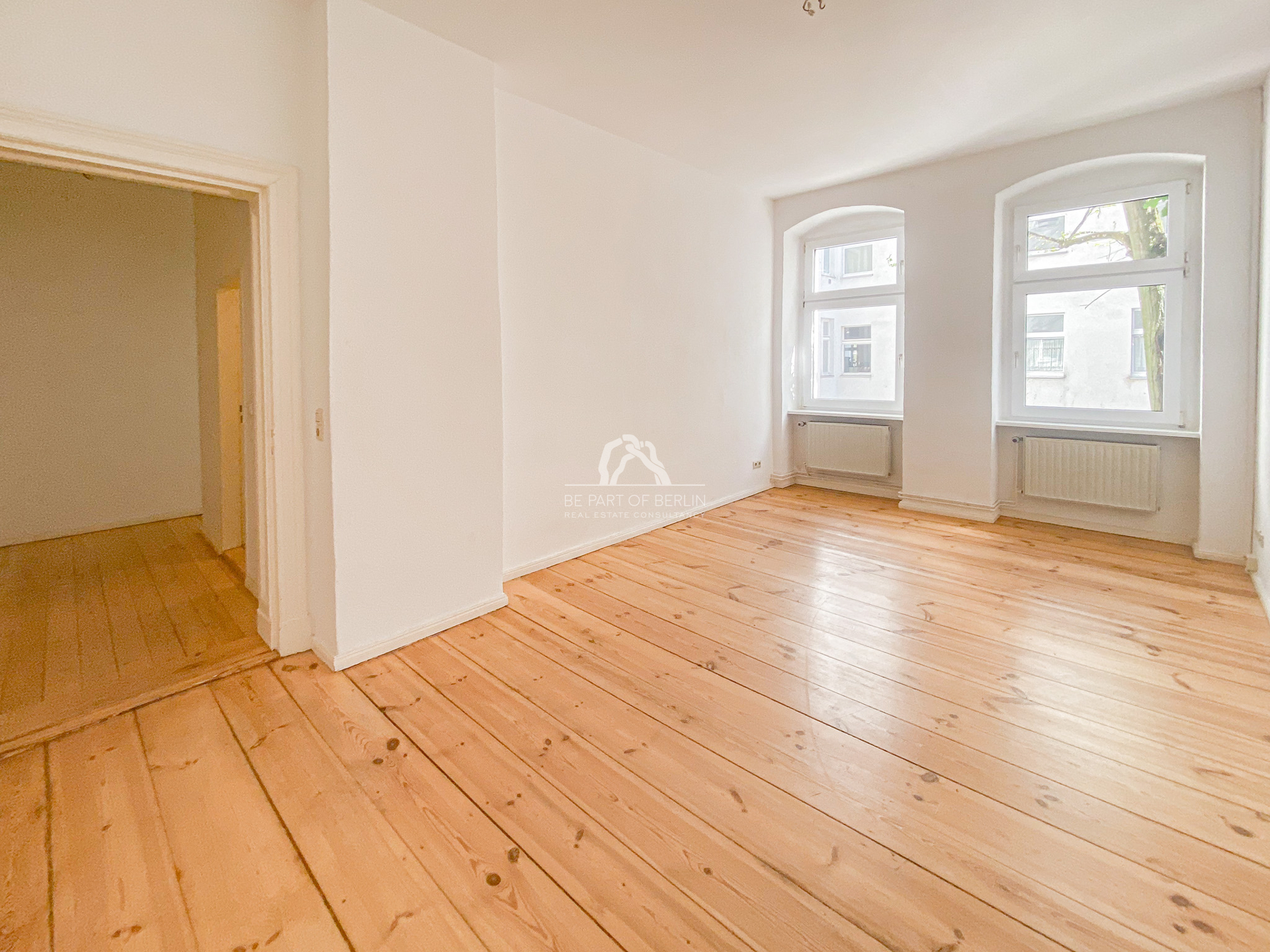 Titelbild zur Immobilie KLASSISCH SCHÖNE UND GEPFLEGTE ALTBAUWOHNUNG IN ERSTKLASSIGER LAGE AM REUTERPLATZ! PROVISIONSFREI!