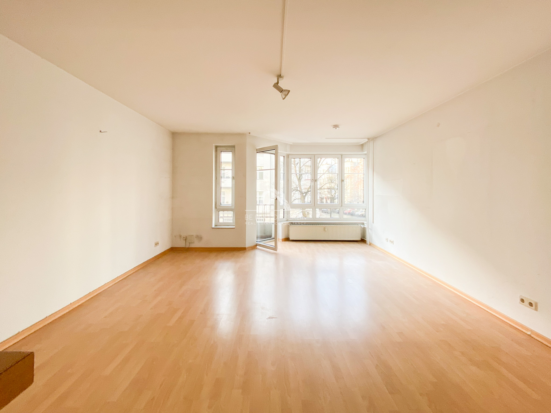 Titelbild zur Immobilie TRAUMHAFTE LAGE NAHE KUDAMM | 2.OG | KLEINER BALKON | AUFZUG |
2 ZIMMERWOHNUNG  | PROVISIONSFREI |