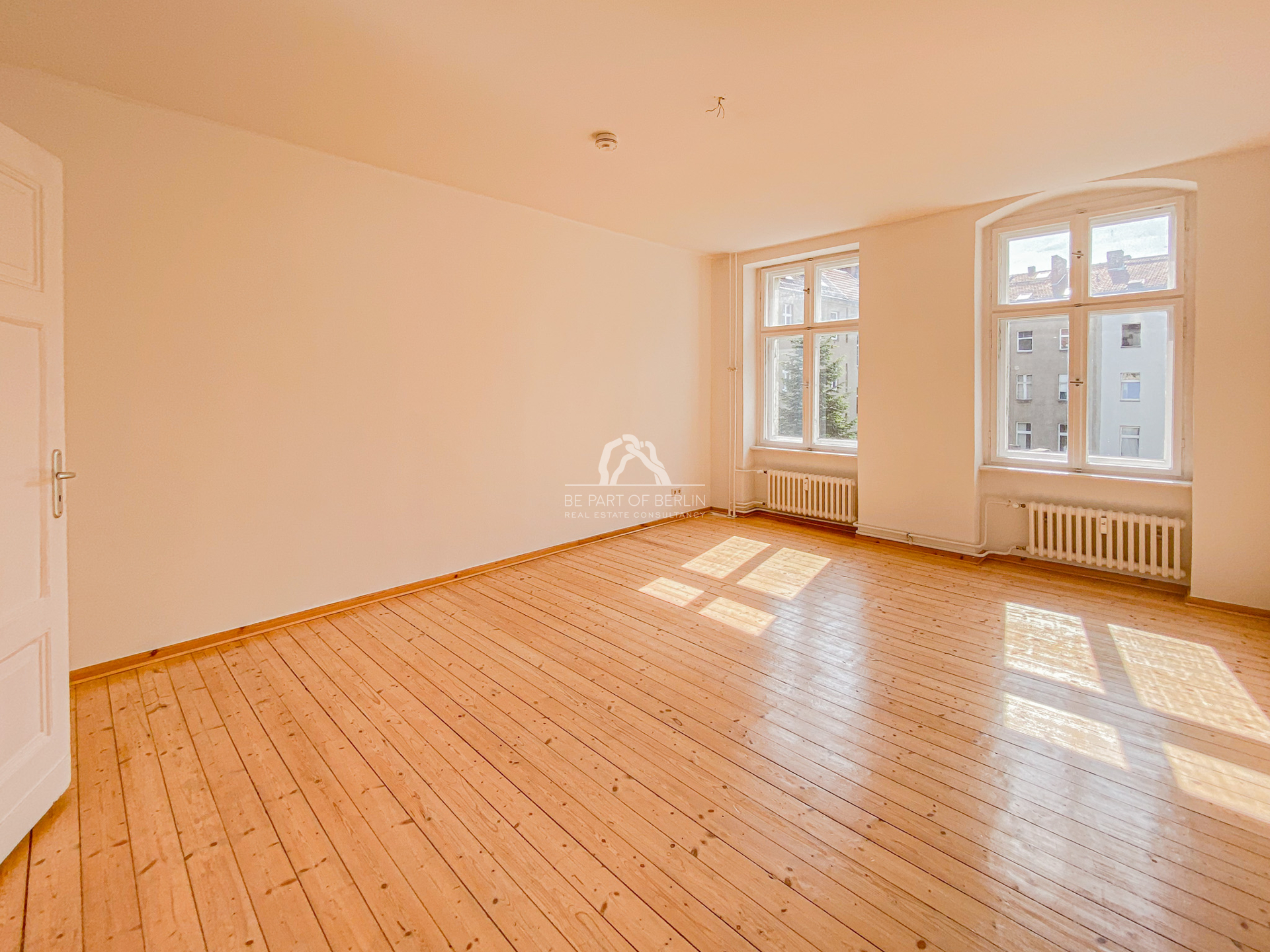 Titelbild zur Immobilie RUHIG GELEGENE, HELLE UND KLASSISCH SCHÖNE ALTBAUWOHNUNG MIT TOLLEM BLICK INS GRÜNE! PROVISIONSFREI!