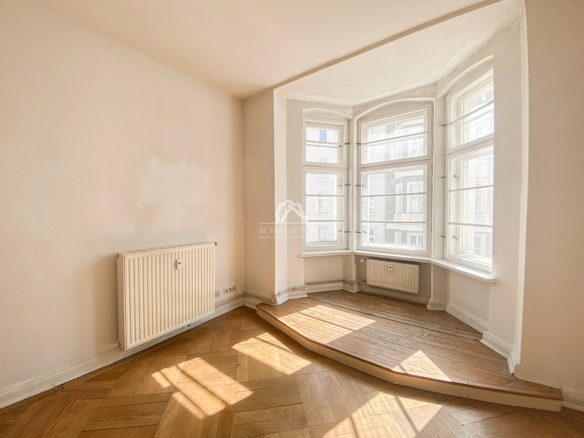 Titelbild zur Immobilie ALTBAULIEBHABER AUFGEPASST! HELLE UND KLASSISCH SCHÖNE ALTBAUWOHNUNG MIT POTENZIAL! PROVISIONSFREI!