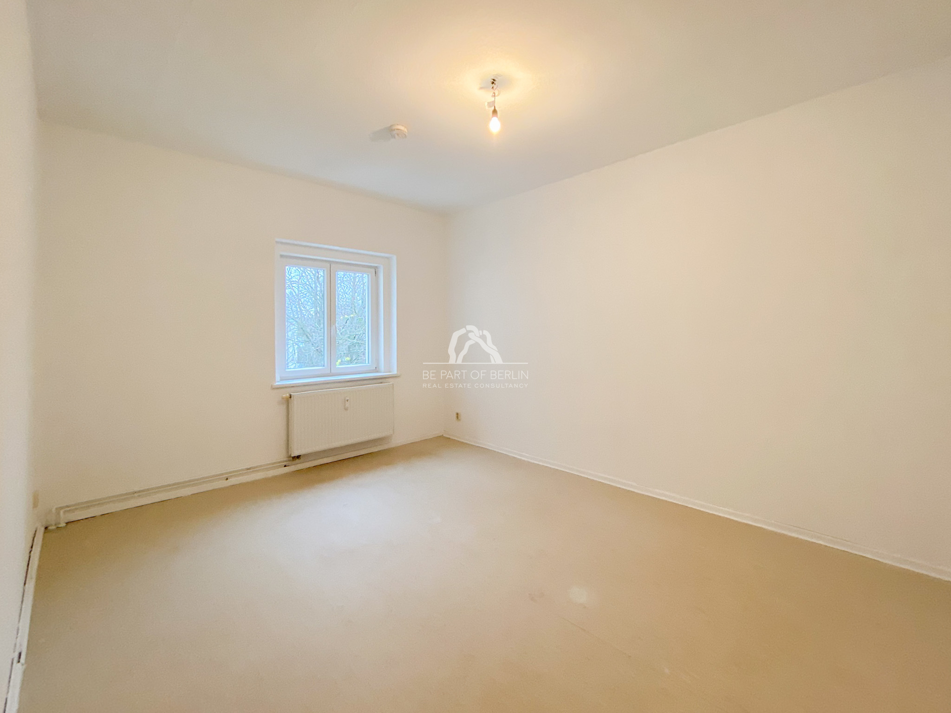 Titelbild zur Immobilie RENOVIERUNGSBEDARF | WOHNEN IM GRÜNEN | RUHIGE 2 ZIMMER WOHNUNG NAHE BÖTZOWKIEZ - PROVISIONSFREI!